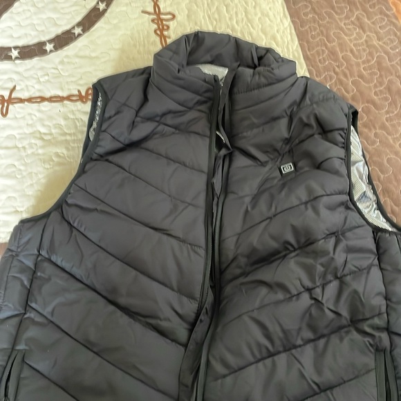 Boys XL vest.  Built in heaters. Extremely warm. New without tags. - Picture 1 of 5